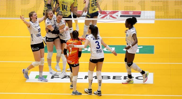 Stuttgart , Volleyball Bundesliga Womens PlayOff Final Game 5, SSC Palmberg Schwerin vs Allianz MTV Stuttgart , Cheers Allianz MTV Stuttgart