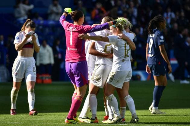 PSG vs Olympique Lyonnais Women Champions League FA Olympique Lyonnais?s players celebrate winning over Paris Saint-Germain at the end of the Women s UEFA Champions League football match at the Parc des Princes stadium in Paris, on April 28, 2024. Photo by Firas Abdullah ABACAPRESS.COM  Copyright: xAbdullahxFiras ABACAx