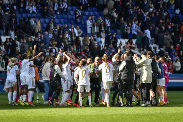PSG vs Olympique Lyonnais Women Champions League FA Olympique Lyonnais?s players celebrate winning over Paris Saint-Germain at the end of the Women s UEFA Champions League football match at the Parc des Princes stadium in Paris, on April 28, 2024. Photo by Firas Abdullah ABACAPRESS.COM  Copyright: xAbdullahxFiras ABACAx