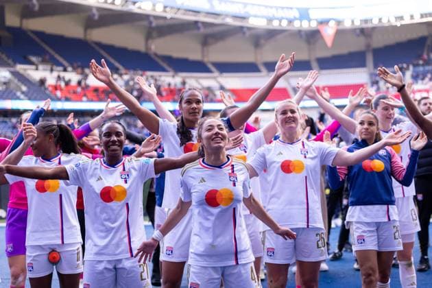 Paris, France Selma Bacha (4 Olympique Lyonnais) and Players of Olympique Lyonnais celebrate their qualification to the finale during the UEFA Womens Champions League semi-final game between Paris Saint-Germain and Olympique Lyonnais at Parc des Princes in Paris, France. (Pauline FIGUET SPP) Copyright: xPaulinexFIGUETx xSPPx spp-en-PaFiSp-PF_PSGvOL805
