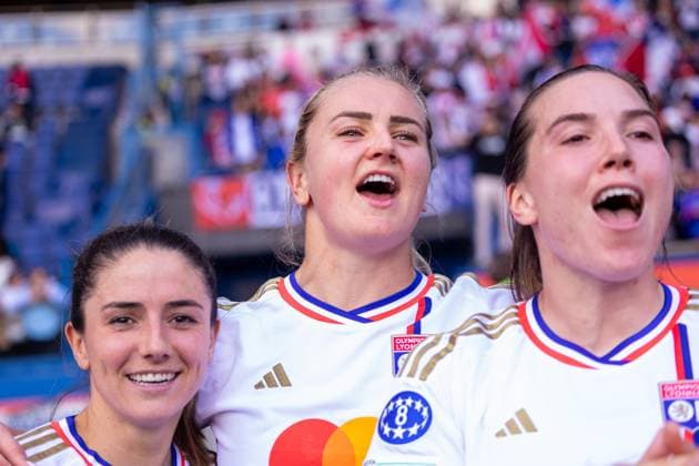 Paris, France Danielle Van de Donk (17 Olympique Lyonnais) Lindsey Horan (26 Olympique Lyonnais) and Vanessa Gilles (21 Olympique Lyonnais) celebrate their qualification to the finale during the UEFA Womens Champions League semi-final game between Paris Saint-Germain and Olympique Lyonnais at Parc des Princes in Paris, France. (Pauline FIGUET SPP) Copyright: xPaulinexFIGUETx xSPPx spp-en-PaFiSp-PF_PSGvOL808