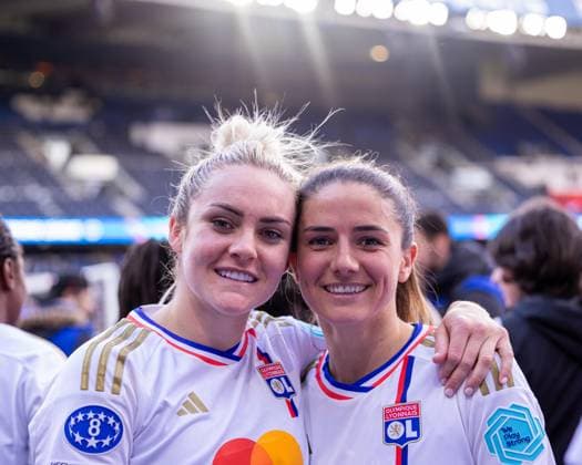 Paris, France Ellie Carpenter (12 Olympique Lyonnais) and Danielle Van de Donk (17 Olympique Lyonnais) celebrate their qualification to the finale during the UEFA Womens Champions League semi-final game between Paris Saint-Germain and Olympique Lyonnais at Parc des Princes in Paris, France. (Pauline FIGUET SPP) Copyright: xPaulinexFIGUETx xSPPx spp-en-PaFiSp-PF_PSGvOL810