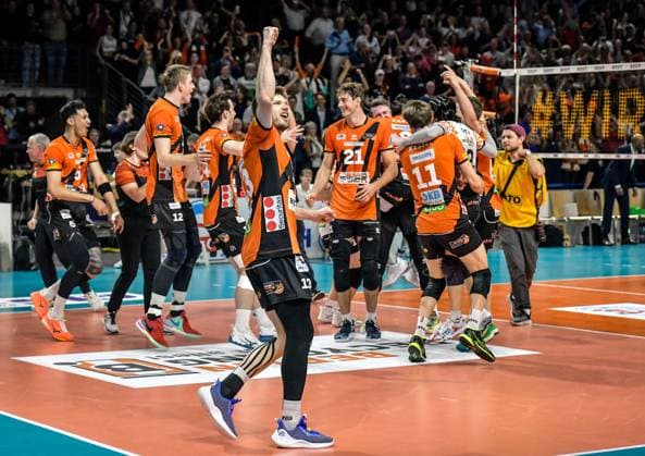 Volleyball 1 Bundesliga Men Final Sp 5, Berlin Recycling Volleys vs VfB Friedrichshafen 28 04 2024, xdanx, Volleyball 1 Bundesliga Men Final Sp 5, Berlin Recycling Volleys vs VfB Friedrichshafen, v l German Champion Berlin Recycling Volleys Nehemiah Mote BR Volleys 5 ,Saso Stalekar BR Volleys 12 ,Ruben Schott BR Volleys 13 ,Tobias Krick BR Volleys 21 ,Cody Kessel BR Volleys 11 , Cheering about the won championship Berlin Max Schmeling Halle Berlin Germany DEU Copyright: xDanielxLakomskix