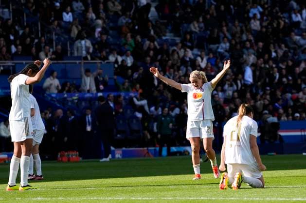 Lindsey Horan (26) (OL) - Vanessa Gilles (21) (OL) celebre leur victoire FOOTBALL FEMININ : Paris Saint Germain Vs Olympique Lyonnais - Ligue des Champions - 28 04 2024 GlennGervot Panoramic 