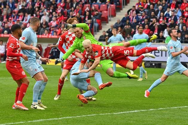 Sport Themen der Woche KW17 Sport Bilder des Tages Szene zum 2.Elfmeter,Strafstoss:Torwart Lasse RIESS (FSV Mainz) hechtet im Strafraum und rammt Sargis ADAMYAN (1.FC Koeln) und Andreas HANCHE OLSEN (1.FSV Mainz 05), Aktion,Zweikampf,Foul. Fussball 1. Bundesliga Saison 2023 2024, 31.Spieltag, Spieltag31 1.FSV Mainz 05 -1.FC Koeln 1-1 am 28.04.2024 , MEWA Arena Mainz. *** Scene for 2 Penalty,Penalty kick Goalkeeper Lasse RIESS FSV Mainz rushes in the penalty area and rams Sargis ADAMYAN 1 FC Koeln and Andreas HANCHE OLSEN 1 FSV Mainz 05 , action,duel,foul Soccer 1 Bundesliga Season 2023 2024, 31 Matchday, Matchday31 1 FSV Mainz 05 1 FC Koeln 1 1 on 28 04 2024 , MEWA Arena Mainz