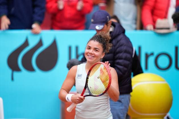 April 28, 2024, Madrid, Madrid, SPAIN: Jasmine Paolini of Italy celebrates after winning against Caroline Garcia of France during the Mutua Madrid Open 2024, ATP, Tennis Herren Masters 1000 and WTA, Tennis Damen 1000, tournament celebrated at Caja Magica on April 28, 2024 in Madrid, Spain. Madrid SPAIN - ZUMAa181 20240428_zaa_a181_111 Copyright: xOscarxJ.xBarrosox