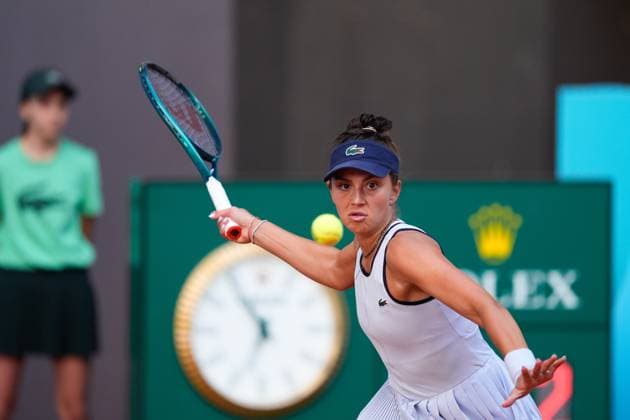 April 28, 2024, Madrid, Madrid, SPAIN: Jaqueline Cristian of Romania in action against Danielle Collins of Unites States during the Mutua Madrid Open 2024, ATP, Tennis Herren Masters 1000 and WTA, Tennis Damen 1000, tournament celebrated at Caja Magica on April 28, 2024 in Madrid, Spain. Madrid SPAIN - ZUMAa181 20240428_zaa_a181_119 Copyright: xOscarxJ.xBarrosox
