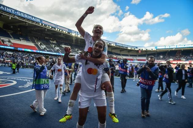PSG vs Olympique Lyonnais Women Champions League FA Olympique Lyonnais? players celebrate their win over Paris Saint-Germain at the end of the Women s UEFA Champions League football match at the Parc des Princes stadium in Paris, on April 28, 2024. Photo by Firas Abdullah ABACAPRESS.COM  Copyright: xAbdullahxFiras ABACAx