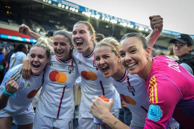 PSG vs Olympique Lyonnais Women Champions League FA Olympique Lyonnais? players celebrate their win over Paris Saint-Germain at the end of the Women s UEFA Champions League football match at the Parc des Princes stadium in Paris, on April 28, 2024. Photo by Firas Abdullah ABACAPRESS.COM  Copyright: xAbdullahxFiras ABACAx