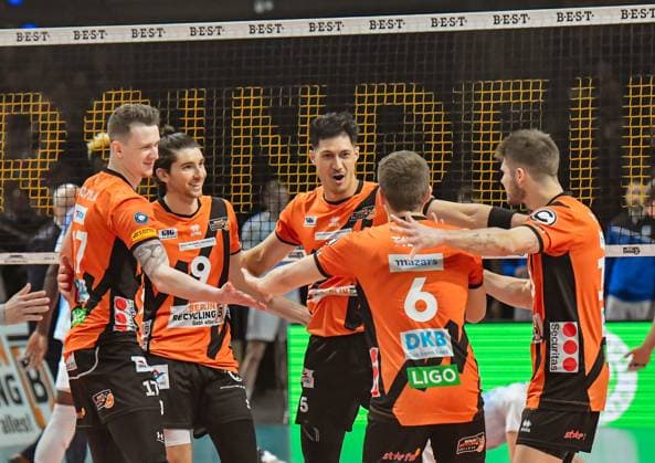28 04 2024, xlakx, Volleyball 1 Bundesliga Men Final Sp 5 emspor, Berlin Recycling Volleys vs VfB Friedrichshafen, f l Marek Sotola BR Volleys 17 ,Timothee Carle BR Volleys 9 ,Nehemiah Mote BR Volleys 5 ,Ruben Schott BR Volleys 13 ,Johannes Tille BR Volleys 6 ,Cheering after winning a point, cheering after the match Berlin