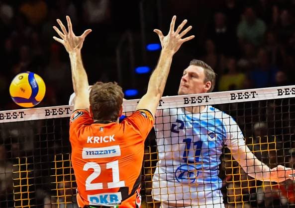 28 04 2024, xlakx, Volleyball 1 Bundesliga Men Final Sp 5 emspor, Berlin Recycling Volleys vs VfB Friedrichshafen, f l Tobias Krick BR Volleys 21 ,Marcus Boehme VfB Friedrichshafen 11 ,at the net Berlin