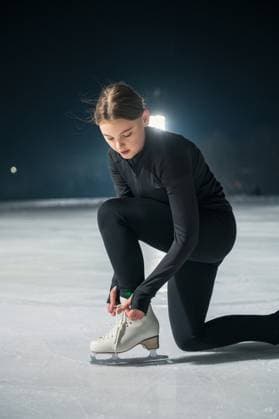 Beautiful young woman ice skating Beautiful young woman ice skating at city ice arena. Winter activities concept (License=RF) 21502152 ,model released, Symbolfoto Copyright: xZoonar.com RuslanxOlinchukx 21502152 ,model released, Symbolfoto ,property released