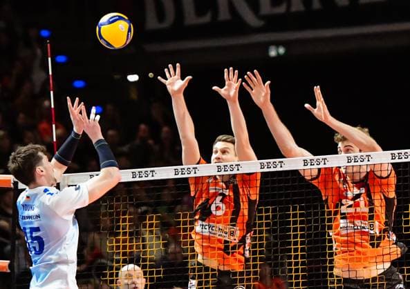 28 04 2024, xlakx, Volleyball 1 Bundesliga Men Final Sp 5 emspor, Berlin Recycling Volleys vs VfB Friedrichshafen, v l Jackson Young VfB Friedrichshafen 15 ,Johannes Tille BR Volleys 6 ,Tobias Krick BR Volleys 21 ,at the net Berlin