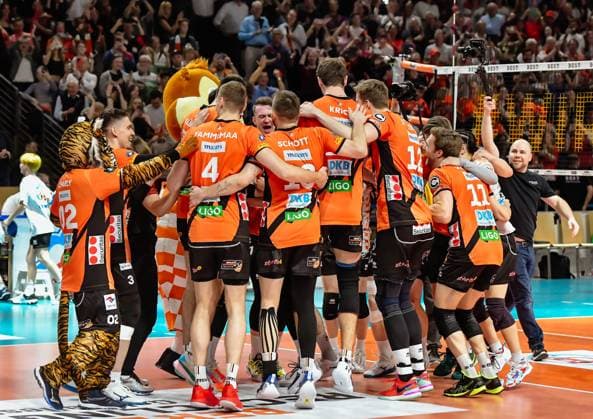 28 04 2024, xlakx, Volleyball 1 Bundesliga Herren Finale Sp 5 emspor, Berlin Recycling Volleys vs VfB Friedrichshafen, v l end of match German Volleyball Champion the team of BR Volleys hug each other in a circle,cheering after end of match Berlin