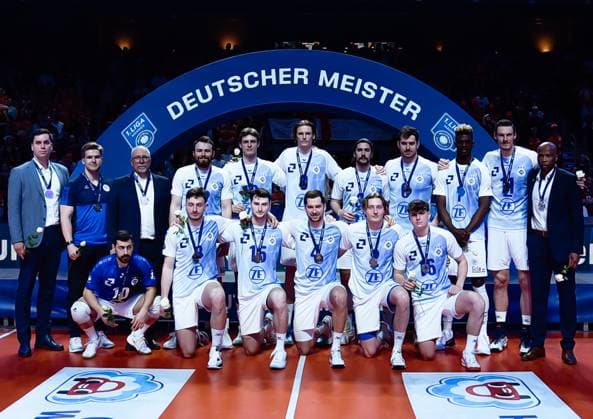 28 04 2024, xlakx, Volleyball 1 Bundesliga Herren Finale Sp 5 emspor, Berlin Recycling Volleys vs VfB Friedrichshafen, v l The VfB Friedrichshafen team at the award ceremony Berlin
