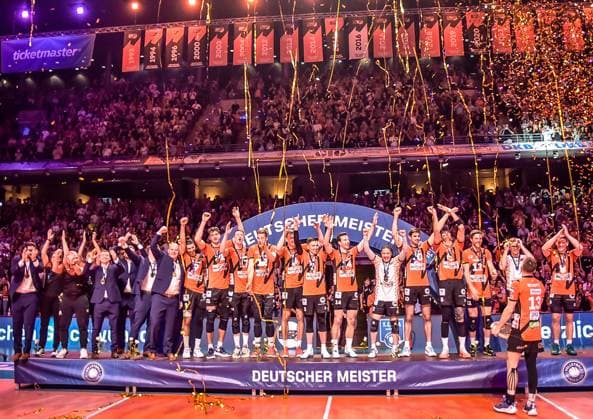 28 04 2024, xlakx, Volleyball 1 Bundesliga Herren Finale Sp 5 emspor, Berlin Recycling Volleys vs VfB Friedrichshafen, v l The Berlin Recycling Volleys team at the award ceremony Berlin