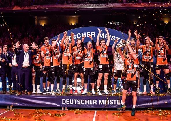 28 04 2024, xlakx, Volleyball 1 Bundesliga Herren Finale Sp 5 emspor, Berlin Recycling Volleys vs VfB Friedrichshafen, v l The Berlin Recycling Volleys team at the award ceremony,Johannes Tille BR Volleys 6 holds the championship trophy in his hand Berlin