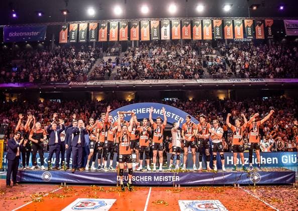28 04 2024, xlakx, Volleyball 1 Bundesliga Herren Finale Sp 5 emspor, Berlin Recycling Volleys vs VfB Friedrichshafen, v l The Berlin Recycling Volleys team at the award ceremony,Cody Kessel BR Volleys 11 holds the championship trophy in his hand Berlin