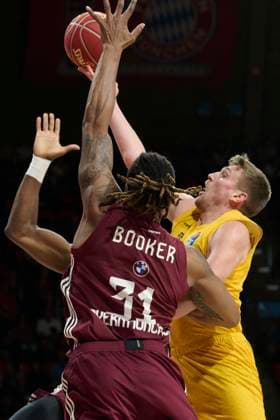 Sport Themen der Woche KW17 Sport Bilder des Tages 2024-04-28 Deutsche Basketball Bundesliga (DBBL) Bundesliga 1, Saison 2023 2024, Hauptrunde, Gameday 29 BOOKER Devin (FC Bayern Basketball FCBB31-C) JÖNKE Till-Joscha (Tigers Tübingen 26), sportworld München BMW Park Bayern Deutschland *** 2024 04 28 German Basketball Bundesliga DBBL Bundesliga 1, Season 2023 2024, Main Round, Gameday 29 BOOKER Devin FC Bayern Basketball FCBB31 C JÖNKE Till Joscha Tigers Tübingen 26 , sportworld München BMW Park Bayern Deutschland