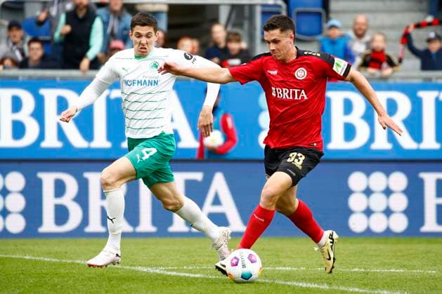 28 04 2024, xavx, Soccer 2 Bundesliga, SV Wehen Wiesbaden SpVgg Greuther Fuerth emspor, v l Damian Michalski SpVgg Greuther Fürth , John Iredale SV Wehen Wiesbaden DFL DFB REGULATIONS PROHIBIT ANY USE OF PHOTOGRAPHS as IMAGE SEQUENCES and or QUASI VIDEO Wiesbaden