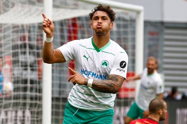 28 04 2024, xavx, Fussball 2 Bundesliga, SV Wehen Wiesbaden SpVgg Greuther Fuerth emspor, v l Armindo Sieb SpVgg Greuther Fürth celebrate the goal, Der Torjubel zum 2 2 DFL DFB REGULATIONS PROHIBIT ANY USE OF PHOTOGRAPHS as IMAGE SEQUENCES and or QUASI VIDEO Wiesbaden