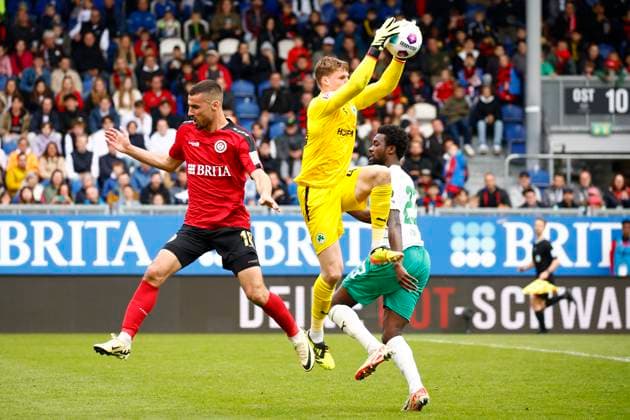 28 04 2024, xavx, Soccer 2 Bundesliga, SV Wehen Wiesbaden SpVgg Greuther Fuerth emspor, v l Ivan Prtajin SV Wehen Wiesbaden , Goalkeeper Jonas Urbig SpVgg Greuther Fürth , Gideon Jung SpVgg Greuther Fürth DFL DFB REGULATIONS PROHIBIT ANY USE OF PHOTOGRAPHS as IMAGE SEQUENCES and or QUASI VIDEO Wiesbaden