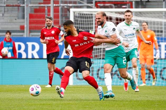 28 04 2024, xavx, Soccer 2 Bundesliga, SV Wehen Wiesbaden SpVgg Greuther Fuerth emspor, v l Keanan Bennetts SV Wehen Wiesbaden , Simon Asta SpVgg Greuther Fürth DFL DFB REGULATIONS PROHIBIT ANY USE OF PHOTOGRAPHS as IMAGE SEQUENCES and or QUASI VIDEO Wiesbaden