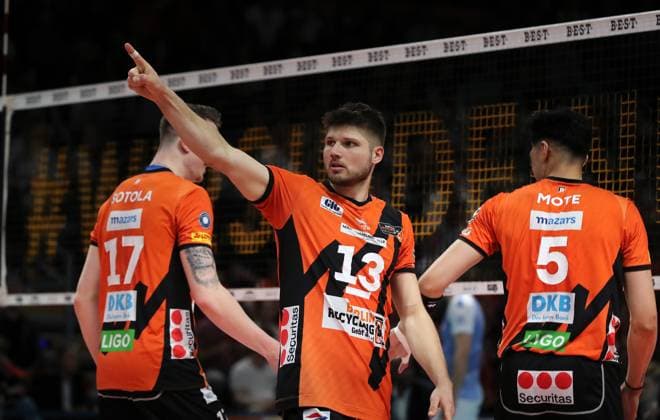 Marek Sotola, Ruben Schott pointing, gesturing, Nehemiah Mote action upper body Sport Volleyball Playoff Final 5 Match Bundesliga Men Season 2023 2024 28 04 2024 BR Volleys Berlin BRV vs VfB Friedrichshafen