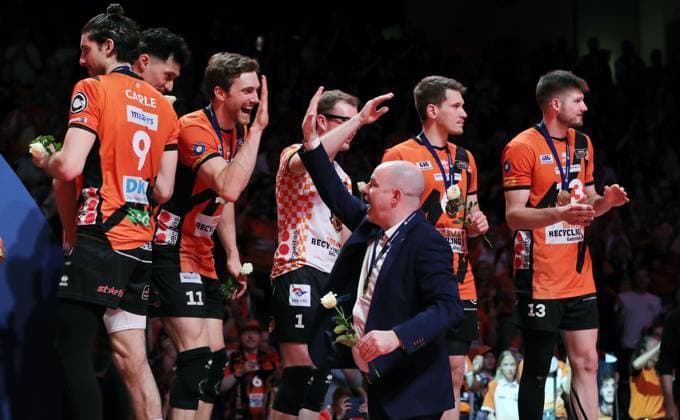 German champion BR Volleys coach Joel Banks congratulates his players, Timothee Carle, Nehemiah Mote, Cody Kessel, Adam Kowalski, Johannes Tille, Ruben Schott Joy Emotion Jubilation Sport Volleyball Playoff Final 5 Match Bundesliga Men Season 2023 2024 28 04 2024 BR Volleys Berlin BRV vs VfB Friedrichshafen