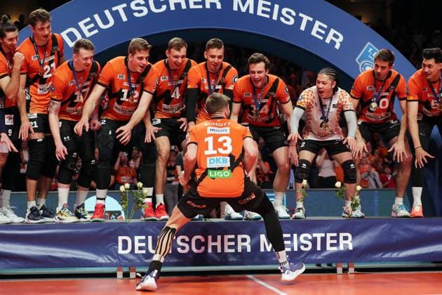 German champion BR Volleys Ruben Schott with championship trophy in front of the team Joy Emotion Cheering Sport Volleyball Playoff Final 5 Match Bundesliga Men Season 2023 2024 28 04 2024 BR Volleys Berlin BRV vs VfB Friedrichshafen
