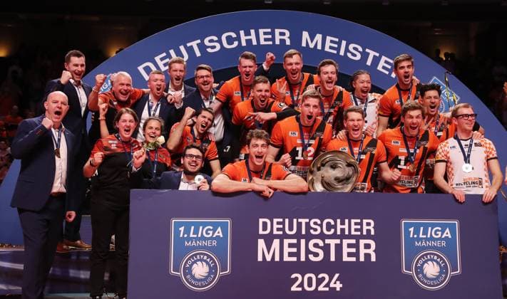 German champion BR Volleys team photo, Adam Kowalski, Satoshi Tsuiki, Robert Täht, Antti Ronkainen, Timo Tammemaa, Nehemiah Mote, Johannes Tille, Timothee Carle, Daniel Malescha, Cody Kessel, Saso Stalekar, Ruben Schott, Leon Dervisaj, Marek Sotola, Tobias Krick, Coach Joel Banks, Co-Coach Markus Steuerwald, Manager Kaweh Niroomand Joy Emotion Jubilation Sport Volleyball Playoff Final 5 Match Bundesliga Men Season 2023 2024 28 04 2024 BR Volleys Berlin BRV vs VfB Friedrichshafen