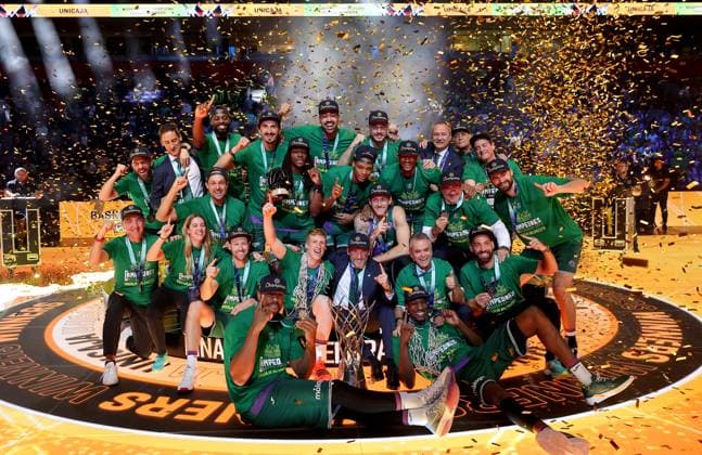 Bilder des Jahres 2024, Sport 04 April Sport Themen der Woche KW17 Sport Bilder des Tages (240429) -- BELGRADE, April 29, 2024 -- Unicaja s players celebrate with the trophy after the FIBA basketball Champions League final match between Lenovo Tenerife and Unicaja in Belgrade, Serbia, on April 28, 2024. (Photo by Xinhua) (SP)SERBIA-BELGRADE-BASKETBALL-FIBA CHAMPIONS LEAGUE-FINAL PredragxMilosavljevic 