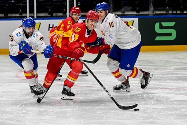 Sport Themen der Woche KW17 Sport Bilder des Tages (240429) -- VILNIUS, April 29, 2024 -- Yan Juncheng (2nd R) of China breaks through during the match between China and Spain at the 2024 IIHF Ice hockey, Eishockey World Championship, WM, Weltmeisterschaft Division I-B in Vilnius, Lithuania, April 28, 2024. (Photo by Xinhua) (SP)LITHUANIA-VILNIUS-2024 IIHF ICE HOCKEY WORLD CHAMPIONSHIP-CHN VS ESP AlfredasxPliadis 