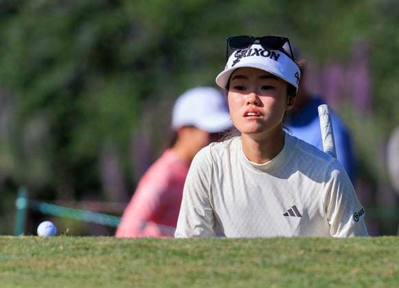 April 28, 2024, Los Angeles, California, USA: Grace Kim watches her ball after hitting it barely unto the green on a drop on 14th during the final round of the JM Eagle LA Championship presented by Plastpro on Sunday April 28, 2024 at the Wilshire Country Club in Los Angeles, California. JAVIER ROJAS PI Los Angeles USA - ZUMAp124 20240428_zaa_p124_030 Copyright: xJavierxRojasx