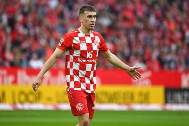 Brajan GRUDA 1 FSV Mainz 05 , gestures,gives instructions,action,single image,cropped single motif,half figure,half figure Football 1 Bundesliga season 2023 2024, 31 Matchday, Matchday31 1 FSV Mainz 05 1 FC Koeln 1 1 on 28 04 2024 , MEWA Arena Mainz