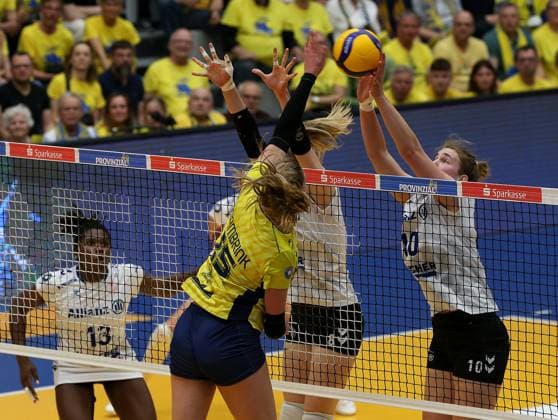 Stuttgart , Volleyball Bundesliga Womens PlayOff Final Game 5, SSC Palmberg Schwerin vs Allianz MTV Stuttgart , L R Elles Dambrink SSC Palmberg Schwerin , Monique Strubbe Allianz MTV Stuttgart , Jolien Knollema Allianz MTV Stuttgart