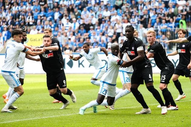 Amara Conde 1 FC Magdeburg,29 and Luca Schuler 1 FC Magdeburg,26 against Erik Engelhardt VfL Osnabrück,9 and Maxwell Gyamfi VfL Osnabrück,4 2 Soccer Bundesliga Season 2023 2024 1 FC Magdeburg vs VfL Osnabrück at the MDCC Arena in Magdeburg Action,Soccer,Man,Men,Germany,28 04 2024