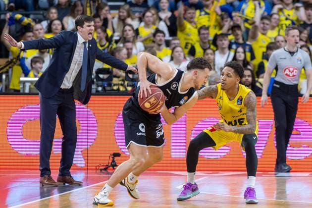 Oldenburg, Lower Saxony, DEU, 28 04 2024, Brae Ivey center, Veolia Towers Hamburg , DeWayne Russell right, EWE Baskets Oldenburg and Head Coach Pedro Calles left, EWE Baskets Oldenburg EWE Baskets Oldenburg vs Veolia Towers Hamburg 1 Basketball Bundesliga Season 2023 2024, Matchday 30, Grosse EWE Arena EWE Baskets Oldenburg vs Veolia Towers Hamburg www.andreas-burmann.de