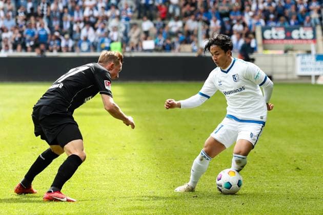 Tatsuya Ito 1 FC Magdeburg,37 vs Thomas Goiginger VfL Osnabrück,37 2 Soccer Bundesliga Season 2023 2024 1 FC Magdeburg vs VfL Osnabrück at the MDCC Arena in Magdeburg Action, Soccer,Man,Men,Germany,28 04 2024