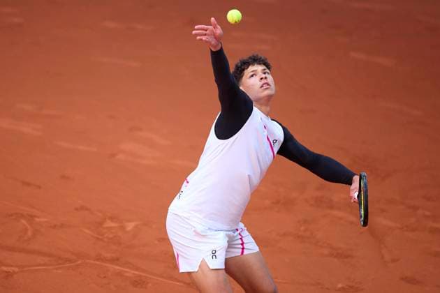 Mutua Madrid Open - Day Eight Ben Shelton of United States serves against Alexander Bublik of Kazakhstan during day eight of the Mutua Madrid Open 2024 at Caja Magica on April 29, 2024, in Madrid, Spain. Madrid Caja Magica Madrid Spain RL_MMO24_00701 Copyright: xRicardoxLarreinax