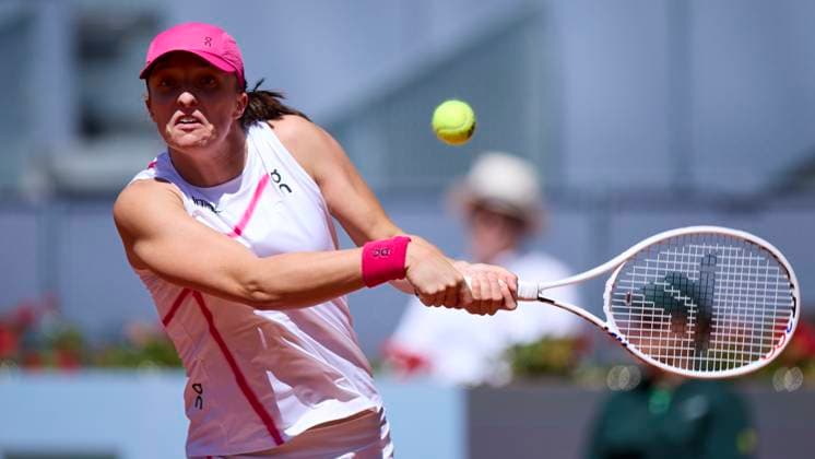 Mutua Madrid Open - Day Eight Iga Swiatek of Poland returns a shot against Sara Sorribes Tormo of Spain during day eight of the Mutua Madrid Open 2024 at Caja Magica on April 29, 2024, in Madrid, Spain. Madrid Caja Magica Madrid Spain RL_MMO24_00732 Copyright: xRicardoxLarreinax