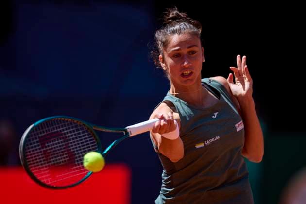 Mutua Madrid Open - Day Eight Sara Sorribes Tormo of Spain returns a shot against Iga Swiatek of Poland during day eight of the Mutua Madrid Open 2024 at Caja Magica on April 29, 2024, in Madrid, Spain. Madrid Caja Magica Madrid Spain RL_MMO24_00737 Copyright: xRicardoxLarreinax