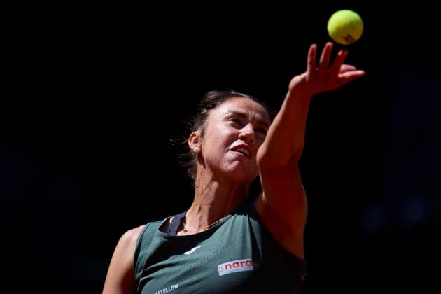 Mutua Madrid Open - Day Eight Sara Sorribes Tormo of Spain serves against Iga Swiatek of Poland during day eight of the Mutua Madrid Open 2024 at Caja Magica on April 29, 2024, in Madrid, Spain. Madrid Caja Magica Madrid Spain RL_MMO24_00740 Copyright: xRicardoxLarreinax