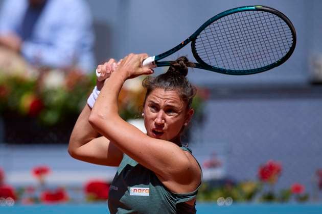 Mutua Madrid Open - Day Eight Sara Sorribes Tormo of Spain returns a shot against Iga Swiatek of Poland during day eight of the Mutua Madrid Open 2024 at Caja Magica on April 29, 2024, in Madrid, Spain. Madrid Caja Magica Madrid Spain RL_MMO24_00749 Copyright: xRicardoxLarreinax