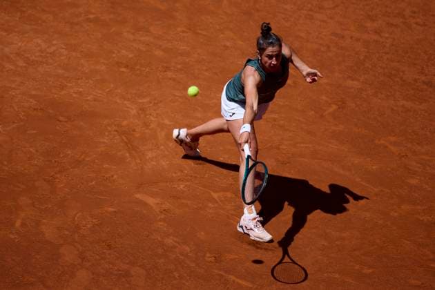 Mutua Madrid Open - Day Eight Sara Sorribes Tormo of Spain returns a shot against Iga Swiatek of Poland during day eight of the Mutua Madrid Open 2024 at Caja Magica on April 29, 2024, in Madrid, Spain. Madrid Caja Magica Madrid Spain RL_MMO24_00759 Copyright: xRicardoxLarreinax