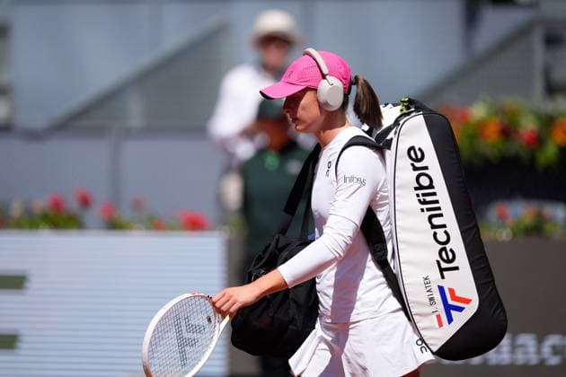 April 29, 2024, Madrid, Madrid, SPAIN: Iga Swiatek of Poland in action against Sara Sorribes of Spain during the Mutua Madrid Open 2024, ATP, Tennis Herren Masters 1000 and WTA, Tennis Damen 1000, tournament celebrated at Caja Magica on April 29, 2024 in Madrid, Spain. Madrid SPAIN - ZUMAa181 20240429_zaa_a181_051 Copyright: xOscarxJ.xBarrosox