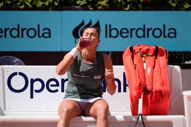 April 29, 2024, Madrid, Madrid, SPAIN: Sara Sorribes of Spain in action against Iga Swiatek of Poland during the Mutua Madrid Open 2024, ATP, Tennis Herren Masters 1000 and WTA, Tennis Damen 1000, tournament celebrated at Caja Magica on April 29, 2024 in Madrid, Spain. Madrid SPAIN - ZUMAa181 20240429_zaa_a181_060 Copyright: xOscarxJ.xBarrosox