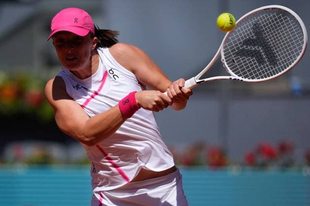 April 29, 2024, Madrid, Madrid, SPAIN: Iga Swiatek of Poland in action against Sara Sorribes of Spain during the Mutua Madrid Open 2024, ATP, Tennis Herren Masters 1000 and WTA, Tennis Damen 1000, tournament celebrated at Caja Magica on April 29, 2024 in Madrid, Spain. Madrid SPAIN - ZUMAa181 20240429_zaa_a181_063 Copyright: xOscarxJ.xBarrosox