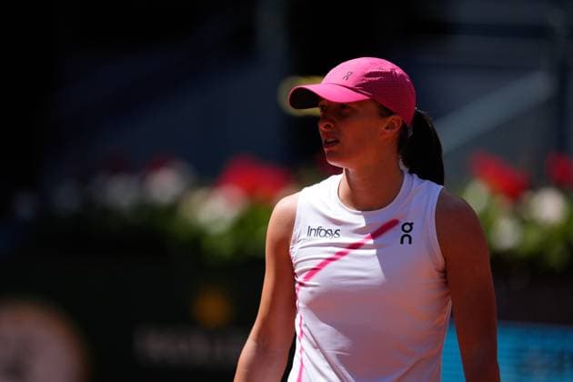 April 29, 2024, Madrid, Madrid, SPAIN: Iga Swiatek of Poland in action against Sara Sorribes of Spain during the Mutua Madrid Open 2024, ATP, Tennis Herren Masters 1000 and WTA, Tennis Damen 1000, tournament celebrated at Caja Magica on April 29, 2024 in Madrid, Spain. Madrid SPAIN - ZUMAa181 20240429_zaa_a181_069 Copyright: xOscarxJ.xBarrosox