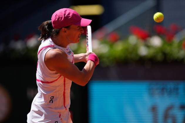 April 29, 2024, Madrid, Madrid, SPAIN: Iga Swiatek of Poland in action against Sara Sorribes of Spain during the Mutua Madrid Open 2024, ATP, Tennis Herren Masters 1000 and WTA, Tennis Damen 1000, tournament celebrated at Caja Magica on April 29, 2024 in Madrid, Spain. Madrid SPAIN - ZUMAa181 20240429_zaa_a181_072 Copyright: xOscarxJ.xBarrosox